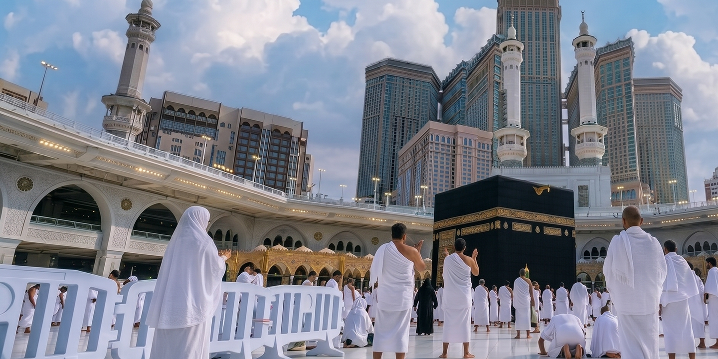 معتمرون يؤدون العمرة عند الكعبة المشرفة